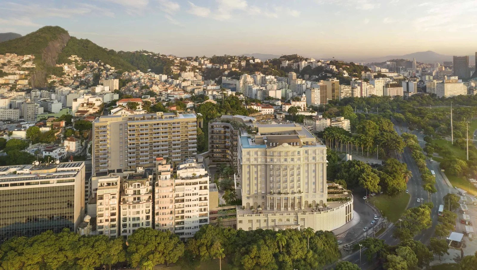 Vista aérea do Glória Residencial com os edifícios históricos e o contemporâneo, na Glória