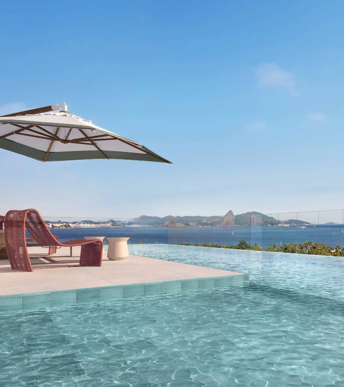 Piscina com borda infinita do Glória Residencial com vista para o Pão de Açúcar